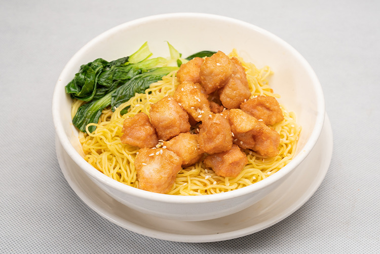 White or Yellow Noodle with Crispy Pork (Soup/Dry) Royal Dim Sum